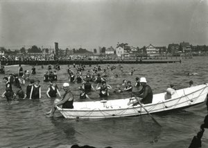 Ruderboot und Schwimmer im Wasser, Coney Island, ca. 1910-21