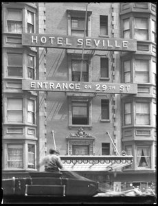 Schild für das Hotel Sevillle in der 29. Straße, New York City, 29. Juli 1916 von William Davis Hassler