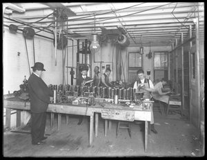 Werkstatt im sechsten Stock, Geyser Electric Water Heater Company, 42 Hudson Street, New York City, 31. Dezember 1914 von William Davis Hassler