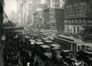 Times Square, überfüllt mit Autos, Bussen und Menschen, ca. 1917 von William Davis Hassler