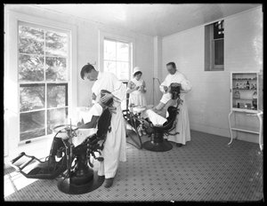 Zwei Patienten werden untersucht, Zahnarztzimmer, Seton Hospital, Spuyten Duyvil, Bronx, 30. Oktober 1914 von William Davis Hassler