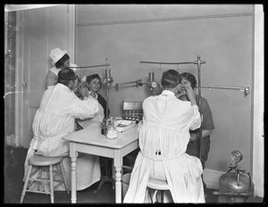 Zwei Patienten werden untersucht, Untersuchungsraum Nr. 2, Seton Hospital, Spuyten Duyvil, Bronx, 30. Oktober 1914