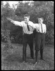 Zwei nicht identifizierte Jungen posieren mit gezielten Pistolen, Juli 1915 von William Davis Hassler