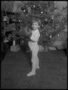 Unidentifiziertes Kind vor einem Weihnachtsbaum mit Boxhandschuhen, 1915-16 von William Davis Hassler