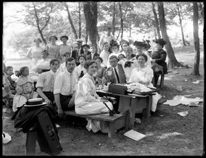 Unidentifiziertes informelles Gruppenporträt bei einem Picknick, um 1910