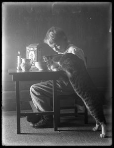 William Gray Hassler und Reddy die Katze, essen Quaker Puffreis, ca. 1912 von William Davis Hassler