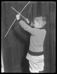 William Gray Hassler posiert mit Bogen und Pfeil, ca. 1912