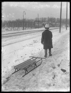 William Gray Hassler mit seinem neuen Schlitten, ca. 1912 von William Davis Hassler