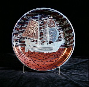 Ladegerät mit Silberglanz, mit einer Galeone, die auf einem roten Glanzmeer segelt von William de Morgan