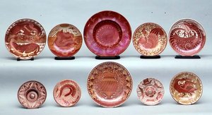 Auswahl an roter Lüsterware
