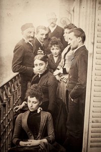 Die Familie Claudel, Jessie Lipscomb, Ferdinand de Massary und sein Vater auf dem Balkon der Wohnung am Boulevard de Port Royal 31. (Im Vordergrund: Louise (geb. 1866), hinter ihr Madame Claudel (geb. Louise Athanaise Brains 1840) und Camille (1864-