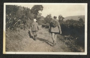 Ralph Vaughan Williams und Gustav Holst wandern in den Malvern Hills, September 1921 von William Gillies Whittaker