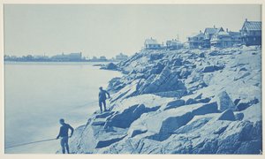 Zwei Männer angeln von Felsen im Seebad von William H. Cades