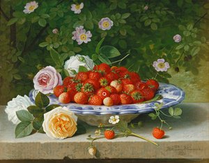 Erdbeeren in einem blau-weißen Buckelteller mit Rosen und Hagebutten auf einem Sims