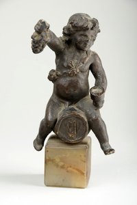Cherub auf einem Weinfass