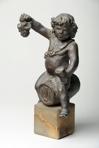 Putto auf einem Weinfass