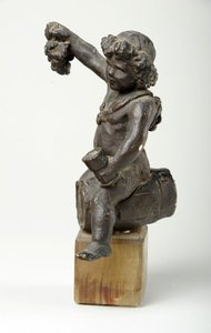 Putto auf einem Weinfass (bemalter Gips)