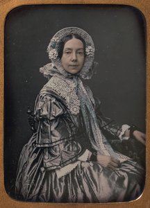 Sitzende Frau mittleren Alters in feiner Kleidung von William Hardy Kent