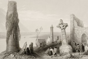 Das alte Kreuz und der Rundturm von Clonmacnois, County Offaly, Irland, aus 