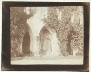 Calvert Jones sitzt in der Sakristei der Lacock Abbey von William Henry Fox Talbot