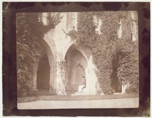 Reverend Calvert Jones im Kreuzgang der Laycock Abbey