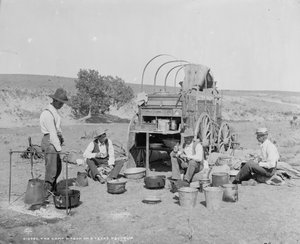 Camp-Wagen bei einer Viehherde in Texas, ca. 1900 (s/w Foto) von William Henry Jackson