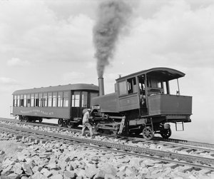 Zahnradbahn auf dem Gipfel des Pike
