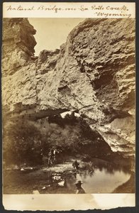 [Natürliche Brücke, von oben, La Prêle Canyon, Wyoming] von William Henry Jackson