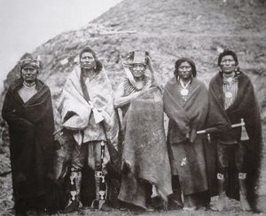 Pawnee-Leute vor einer Stammes-Erdehütte, ca. 1869