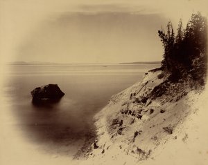 [Unbekannte westliche Landschaft mit See und großem Felsen vor der Küste] von William Henry Jackson