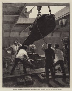 Bewaffnung der HMS Northampton in der Chatham-Werft, ein 18-Tonnen-Geschütz wird in die Batterie abgesenkt von William Heysham Overend