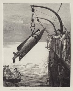 Torpedoübung der HMS Thunderer, ein Whitehead-Torpedo wird nach einem Testlauf an Bord gehoben
