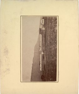 Ansicht eines Palisadenzauns mit mehreren Männern am Eingangstor, 1871