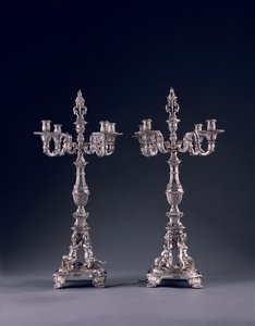 Paar sehr wichtige deutsche vierarmige Kandelaber, in Auftrag gegeben für George II, hergestellt von Balthasar Friedrich Behrens, Hannover, 1736-37