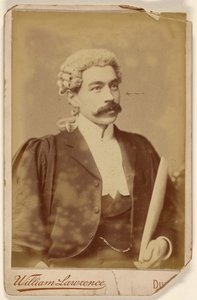 Mann mit weißer Perücke, dunklem Schnurrbart, hält Papiere von William Lawrence