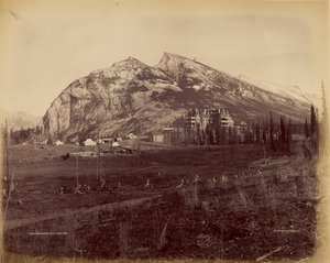 Twin Peaks und C.P.R. Hotel, Banff
