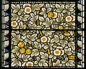 Kirkcaldy Old Kirk, Wilde Rosen und Haselnüsse