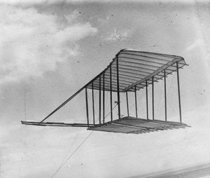 Ansicht eines Gleiters, der als Drachen fliegt, 1900 von Wright Brothers