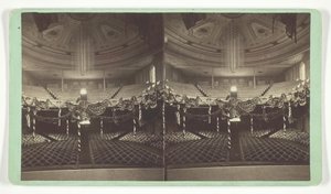 Unbetitelt [Auditorium dekoriert mit US-Flaggen], späte 19. Jahrhundert von Wright and Hartwell