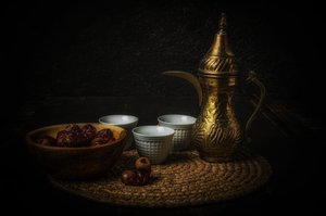 Arabischer Kaffee und Datteln von Yasmin Elsharma