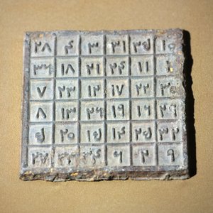 Magischer Tisch, der Figuren der Yuan-Dynastie darstellt