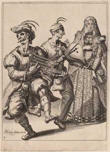 Eine verschleierte Frau mit zwei Musikern, die ein Grillrost und einen Blasebalg spielen