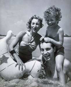 Glückliche Familie am Meer, ca. 1937
