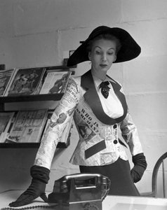 Mannequin mit Jacke aus Zeitungspapier