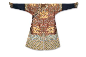 Kaiserliches kastanienbraunes besticktes Gazedrachengewand, Mangpao, Qianlong-Periode