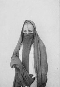 Eine verschleierte Frau, Kairo, ca. 1910 von . .