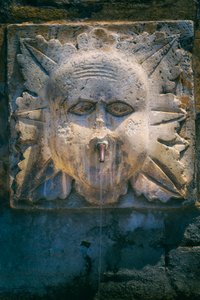 Assisi, Italien, ein Brunnen (Foto)