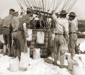 Anbringen von Sandsäcken am Korb eines Ballons, Fort Myer, USA von Hippolyte Lalaise Devéria