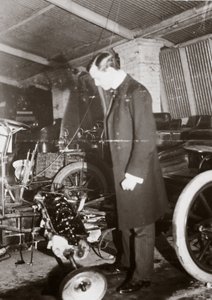 C S Rolls betrachtet den Motor eines Autos in seiner Garage, ca. 1900 von Ferdinand Georg Waldmuller