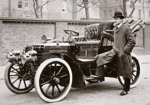 C S Rolls neben einem 20 PS Panhard-Motorwagen stehend